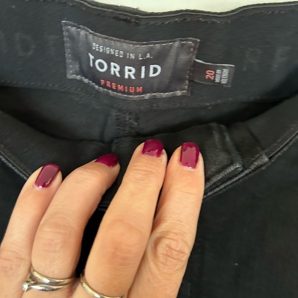 Torrid 20 bombshell skinny cropped jeans with raw hemline and distressing - Picture 6 of 7